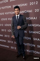 组图：范冰冰野猫造型出席活动 巩俐黑裙保守