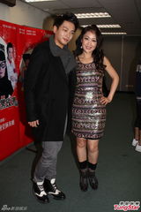 组图：梁小冰演出不惧裸露 自觉儿子有演艺天分