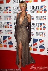 组图：第32届全英音乐奖 蕾哈娜深V露背秀美腿