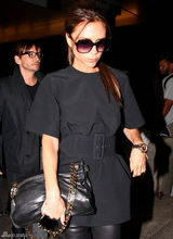 组图：贝嫂维多利亚现身机场装扮一身黑