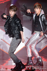 组图：韩团SHINee新专辑回归首唱疯狂火爆