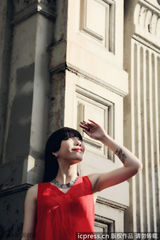 组图：吴莫愁曝纽约街拍写真 造型多变红唇抢镜