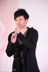 组图：张杰现身北京宣传翻唱专辑