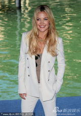 凯特-哈德森白色西服套装亮相威尼斯电影节