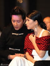 组图：2012新浪微博之夜现场-众星台下热聊