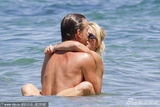 组图：布兰妮比基尼秀身材 和男友水中嬉戏尺度大