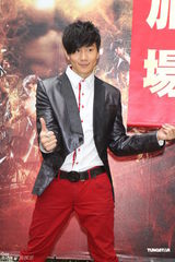 高清图：林俊杰为个唱造势 英俊现身相伴豪车