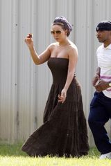 组图：玛丽亚凯莉头绑布条 现身《白宫管家》片场