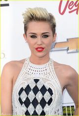 组图：麦莉-赛勒斯拼贴装帅气 烈焰红唇露香肩