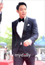 组图：朴有天现身百想西装笔挺帅气逼人