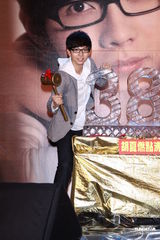 组图：胡夏趁胜追击推新辑 戴爱玲为其发片站台