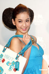 高清图：王心凌短裙走秀 大摆可爱姿势展青春活力