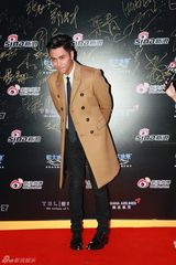 组图：微博之夜红毯 陈坤微笑亮相帅气有型