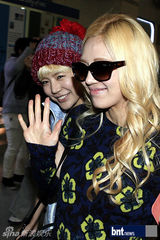 组图：少女时代KARA为赴K-POP演唱会亮相机场