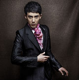 组图：张睿西装复古大片 沉稳成熟变气质型男