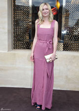 组图：克里斯汀-邓斯特粉红格子裙现身精品秀