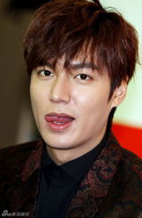 组图：李敏镐中国出席活动 嘟嘴吐舌狂卖萌