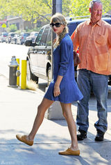 组图：泰勒-斯威夫特街拍波点连衣裙清新