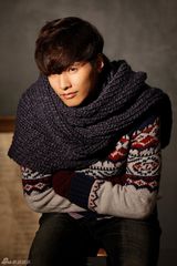 组图：韩国型男元斌拍秋冬服饰广告 搭档文根英