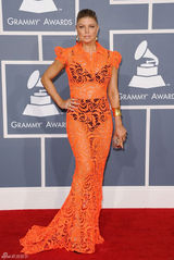 高清组图：格莱美红毯费姬橙色透视礼服露内衣