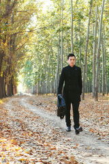 组图：马文龙拍晚秋树林写真 时尚绅士情迷大自然