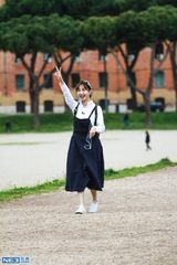 组图：账房先生华晨宇兼职摄像 张翰遭鹦鹉调戏