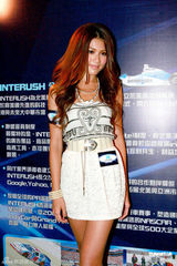 组图：周秀娜低胸秀美腿 谢天华将穿泳裤拍特辑