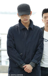 组图：双贤来京 金秀贤低调悲伤全智贤行色匆匆