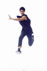 组图：蒋劲夫写真秀紧实腹肌 型男魅力诱惑难挡