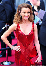 高清组图：奥斯卡红毯简-西摩红色闪片裙光彩照人