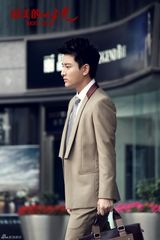 组图：贾乃亮《最美的时光》开播 魅力西装秀