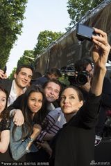 组图：朱莉中性装扮亮相皮特新片巴黎首映