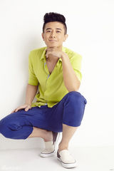 组图：阿楠时尚撞色写真 清爽笑容玩转酷热一夏