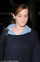 组图：艾玛学院装亮相 领口大开露性感锁骨