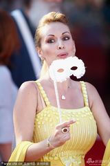 组图：《大环形路》首映 导演红毯获女儿献吻