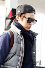 组图：韩团SHINee素颜现身机场 睡眼惺忪