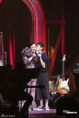 组图：刘雅丽开唱王祖蓝做嘉宾 张智霖等现身捧场