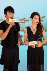 组图：柳岩红唇黑裙大玩偏分复古