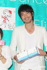 组图：高以翔帅气亮相义卖 否认与雷凯欣一夜情