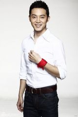 组图：沙溢白色衬衫阳光无限 腕缚红领巾助公益