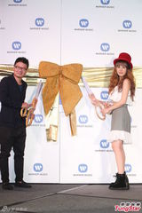 组图：星光魔王王诗安首发片甜美 黄子佼助阵