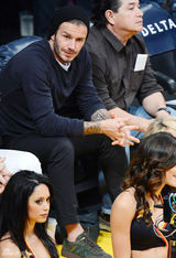 组图：贝克汉姆独观赛 欣赏辣妹热舞与美女合照