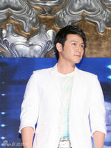 幻灯图：陆毅后台照尽显阳光 鲍蕾剪短发气质清新