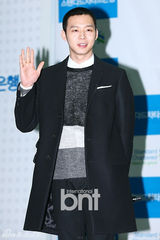 组图：韩星朴有天精练短发出席公益慈善活动