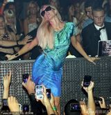 组图：帕丽斯看秀遭猛男吻面 与胞妹热舞大走光