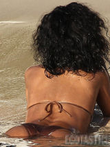 组图：蕾哈娜浅滩举杯享清闲 肥臀肉乳性感