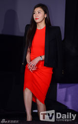 组图：河智苑等宣传《美女三剑客》 姜艺媛裸背