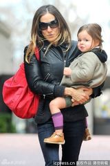 组图：杰西卡-帕克幼女当街热舞hip-hop星范儿十足