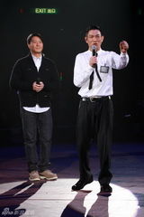 组图：刘德华“体力派”演唱会 与黎明携手同台