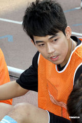 组图：80后明星足球队北大比赛 苏醒王啸坤等助阵